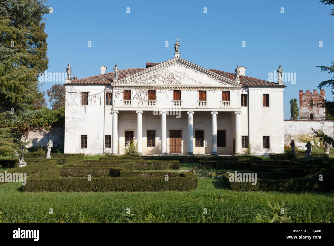 Die Villa Valmarana (auch bekannt als Valmarana Scagnolari Zen) ist eine Renaissancevilla in Lisiera, ein Ortsteil von Bolzano Vicentino, Provinz Vicenza, Norditalien. Von Andrea Palladio entworfen, wurde es ursprünglich in den 1560er Jahren gebaut Stockfoto