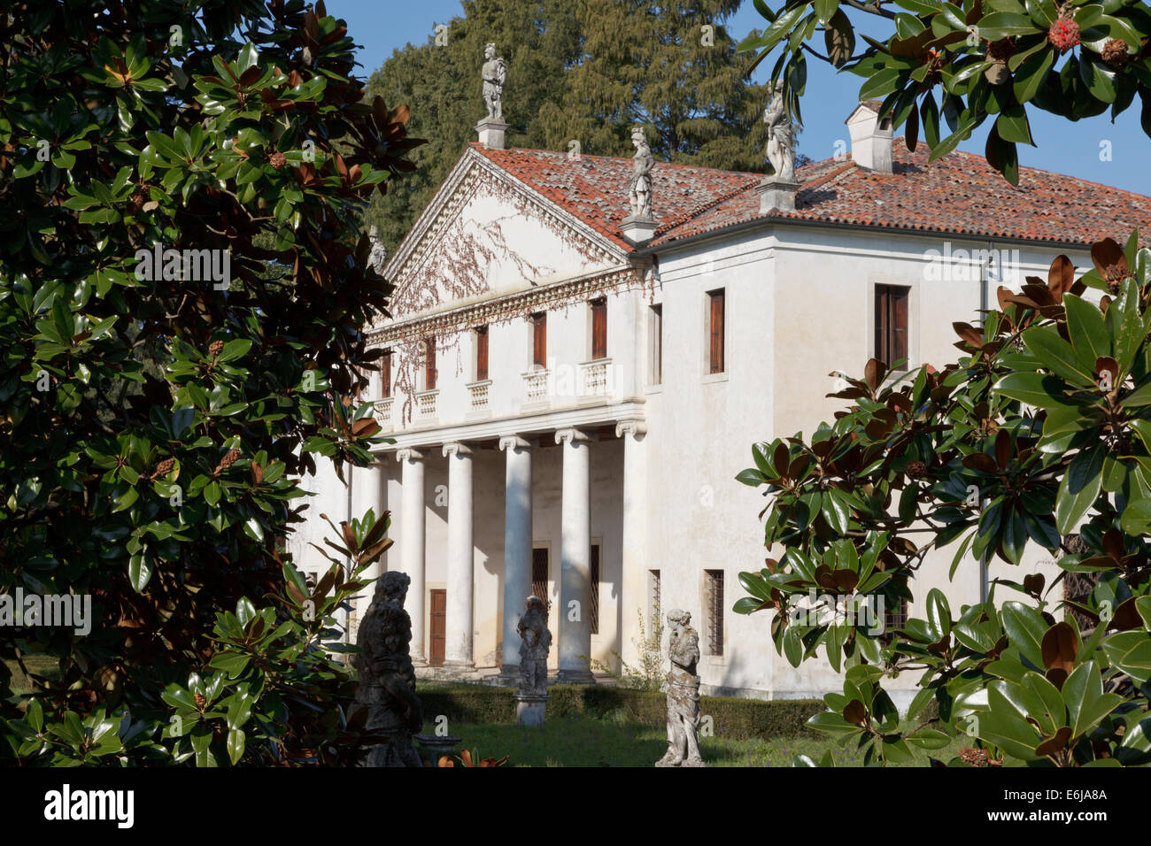 Die Villa Valmarana (auch bekannt als Valmarana Scagnolari Zen) ist eine Renaissancevilla in Lisiera, ein Ortsteil von Bolzano Vicentino, Provinz Vicenza, Norditalien. Von Andrea Palladio entworfen, wurde es ursprünglich in den 1560er Jahren gebaut Stockfoto