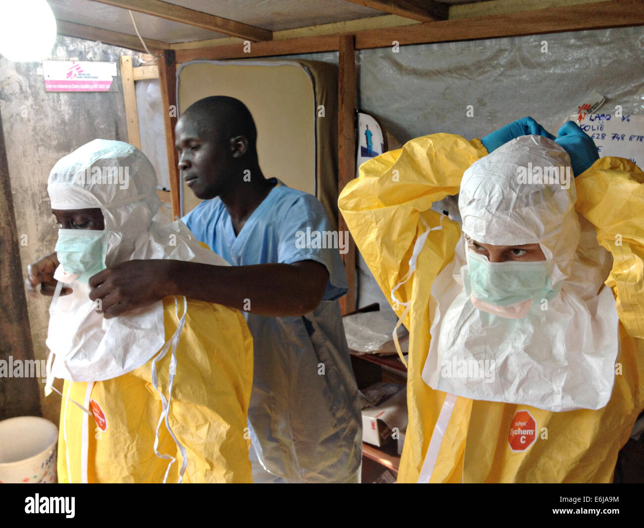 Im Gesundheitswesen Freiwilligen bekannt als Begräbnis Boys werden mit Bleichmittel besprüht, nach Beseitigung von Leichen von Ebola Opfer 6. April 2014 in Koango, Guinea. Stockfoto