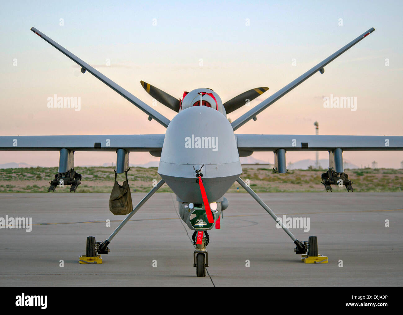 Ein MQ-9 Reaper geparkt auf dem Flug Linie der Holloman Air Force Base 19. August 2014 in Alamogordo, New Mexico. Stockfoto