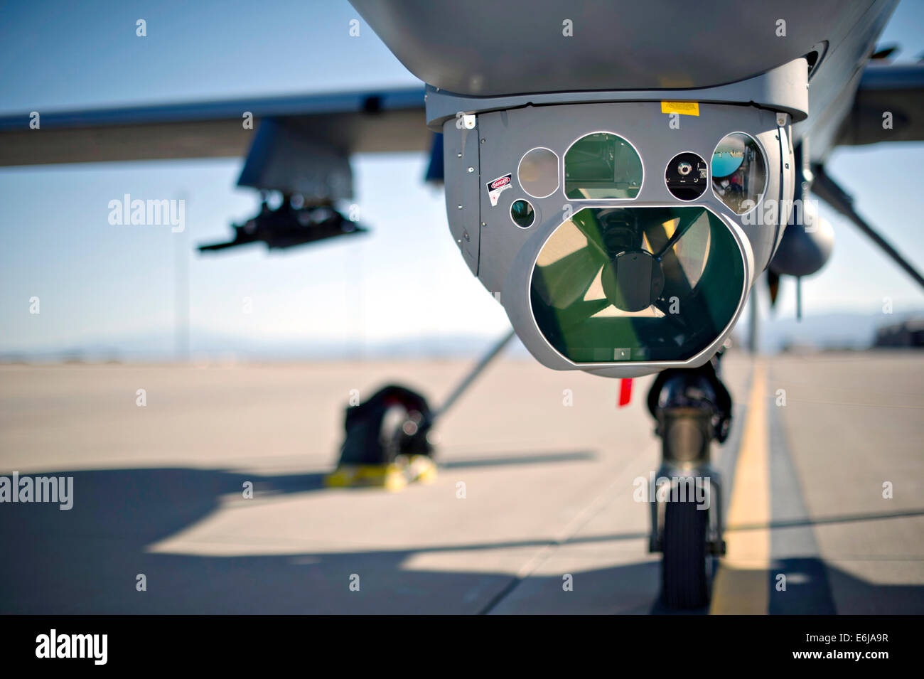 Ein MQ-9 Reaper sitzt auf dem Flug Linie der Holloman Air Force Base 19. August 2014 in Alamogordo, New Mexico. Stockfoto