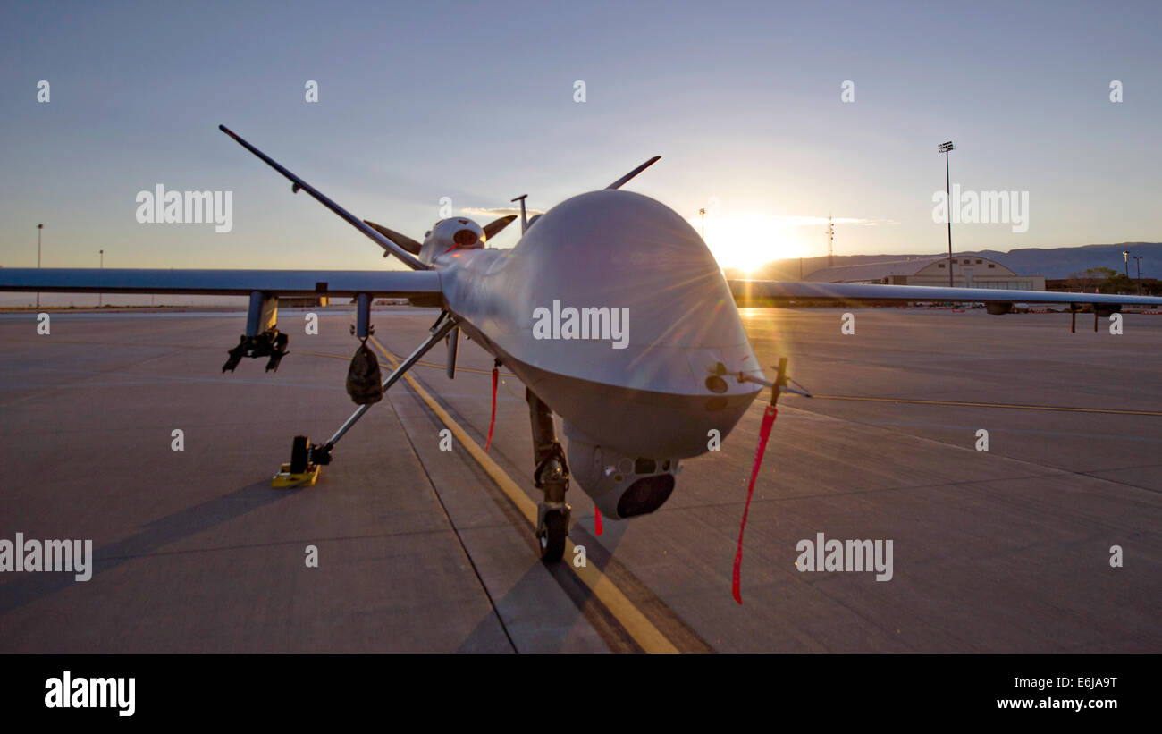 Ein MQ-9 Reaper geparkt auf dem Flug Linie der Holloman Air Force Base 19. August 2014 in Alamogordo, New Mexico. Stockfoto