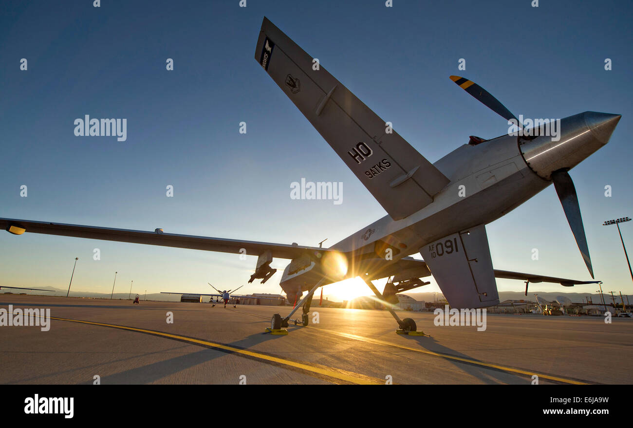 Ein MQ-9 Reaper geparkt auf dem Flug Linie der Holloman Air Force Base 19. August 2014 in Alamogordo, New Mexico. Stockfoto
