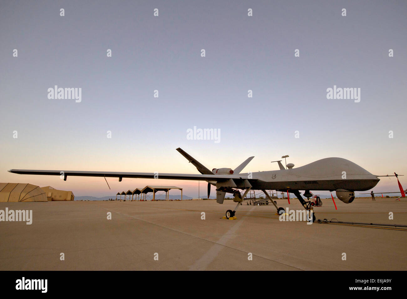 Ein MQ-9 Reaper geparkt auf dem Flug Linie der Holloman Air Force Base 19. August 2014 in Alamogordo, New Mexico. Stockfoto