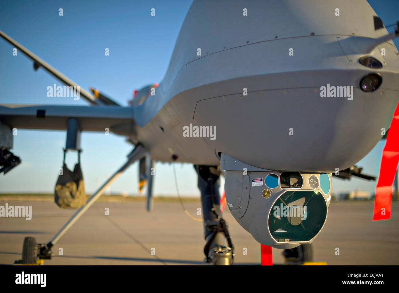Ein MQ-9 Reaper sitzt auf dem Flug Linie der Holloman Air Force Base 19. August 2014 in Alamogordo, New Mexico. Stockfoto