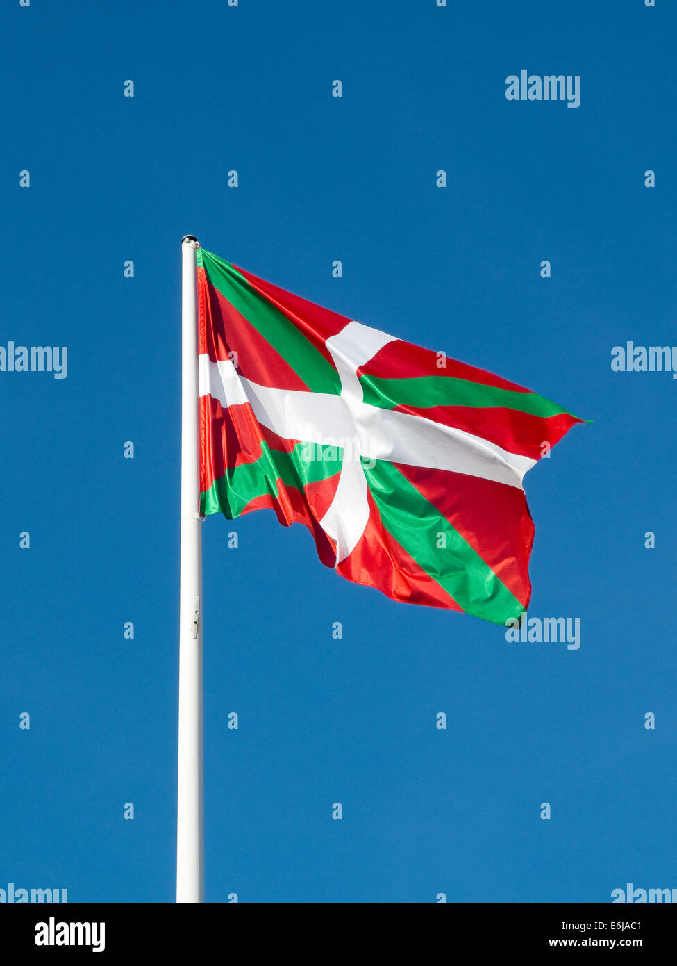 Ikurrina. Baskenland Flagge am blauen Himmel. Spanien. Stockfoto