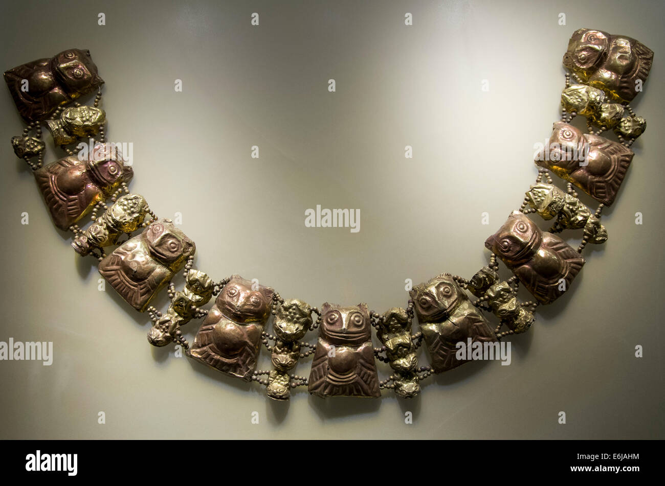 Präkolumbianischer Schmuck Lambayeque/Sicán Kultur 700 AC-1375 AC Perú. Museum der Banco Central de Reserva del Perú. Stockfoto