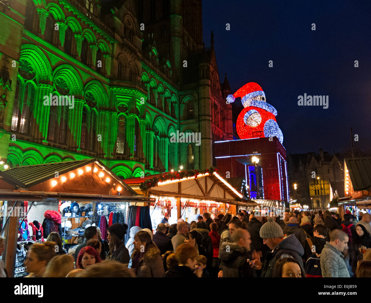 Dezember Weihnachtsmarkt in Manchester UK, mit aufblasbarem Weihnachtsmann bei Nacht Stockfoto