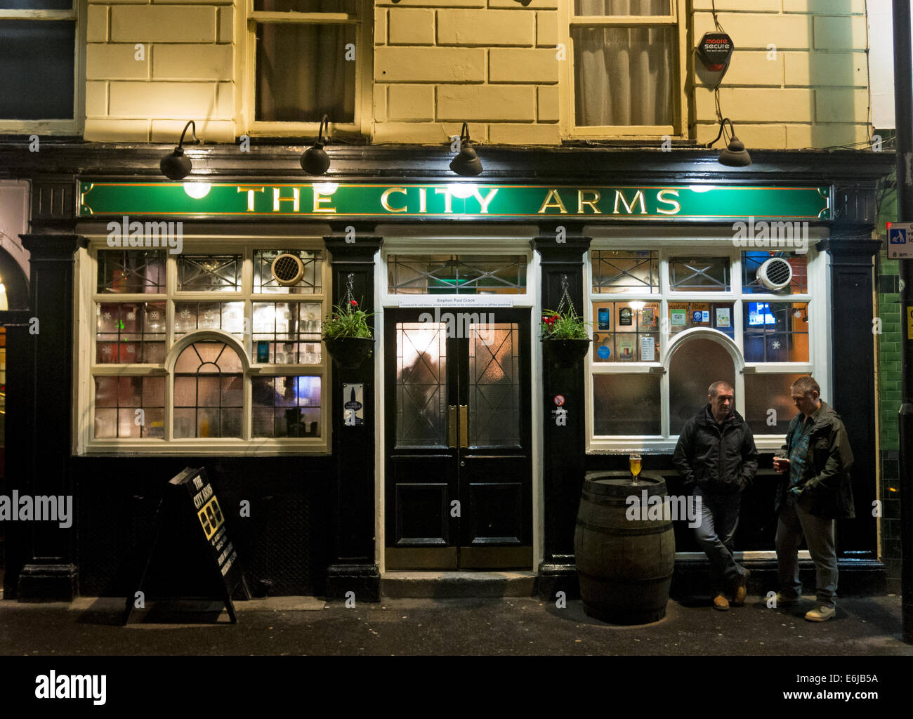 Die Stadt Arms Pub, Manchester, NW England, Vereinigtes Königreich in den frühen Abendstunden Stockfoto