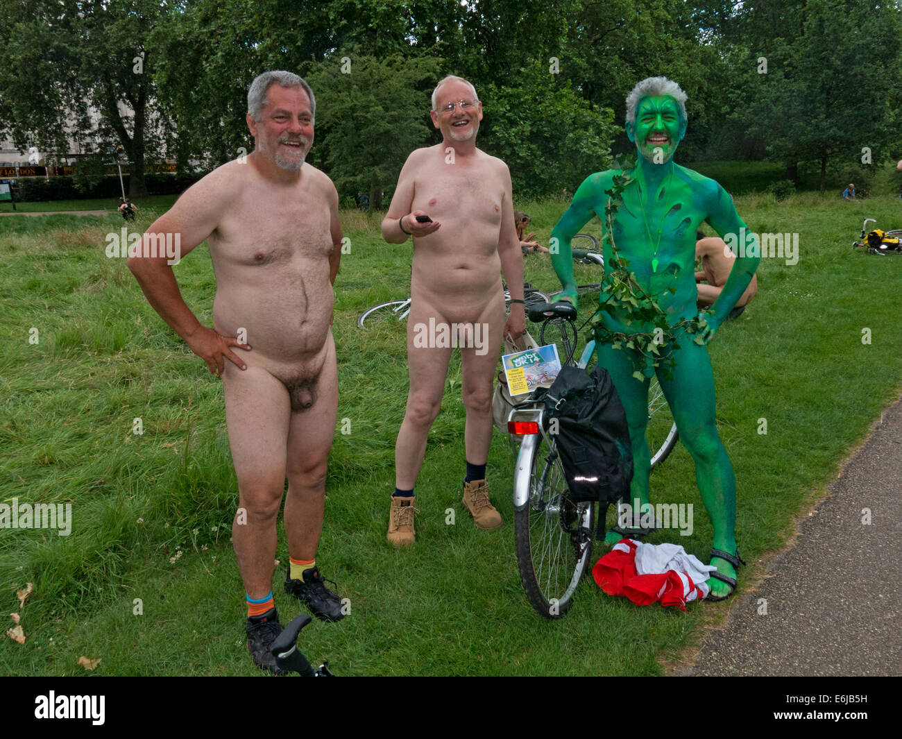 Drei Naturforscher in einem Londoner Park mit Zyklen, England, UK, eine Demonstration World Naked Bike Ride Stockfoto