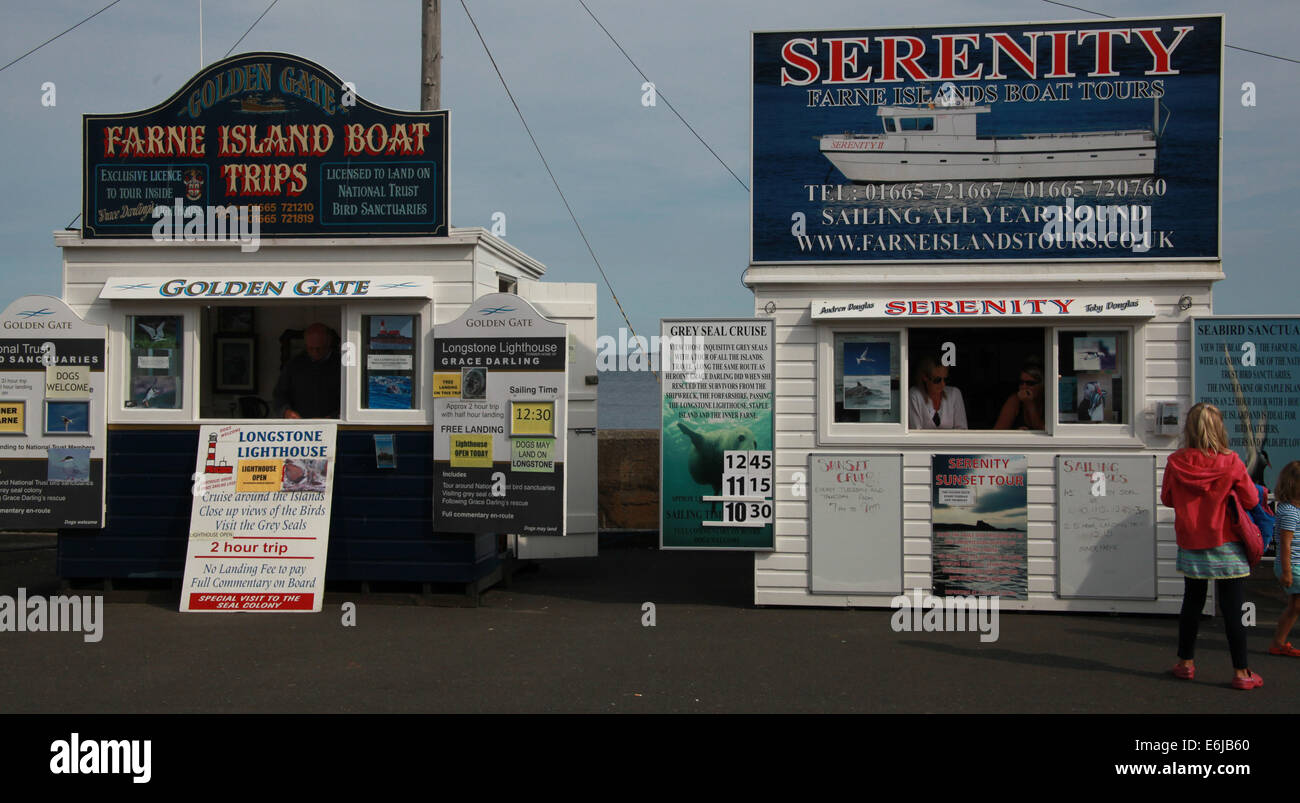 Tickets werden verkauft von Gelassenheit Schuppen an gemeinsame, für Farne Insel reisen, NE England, UK Stockfoto