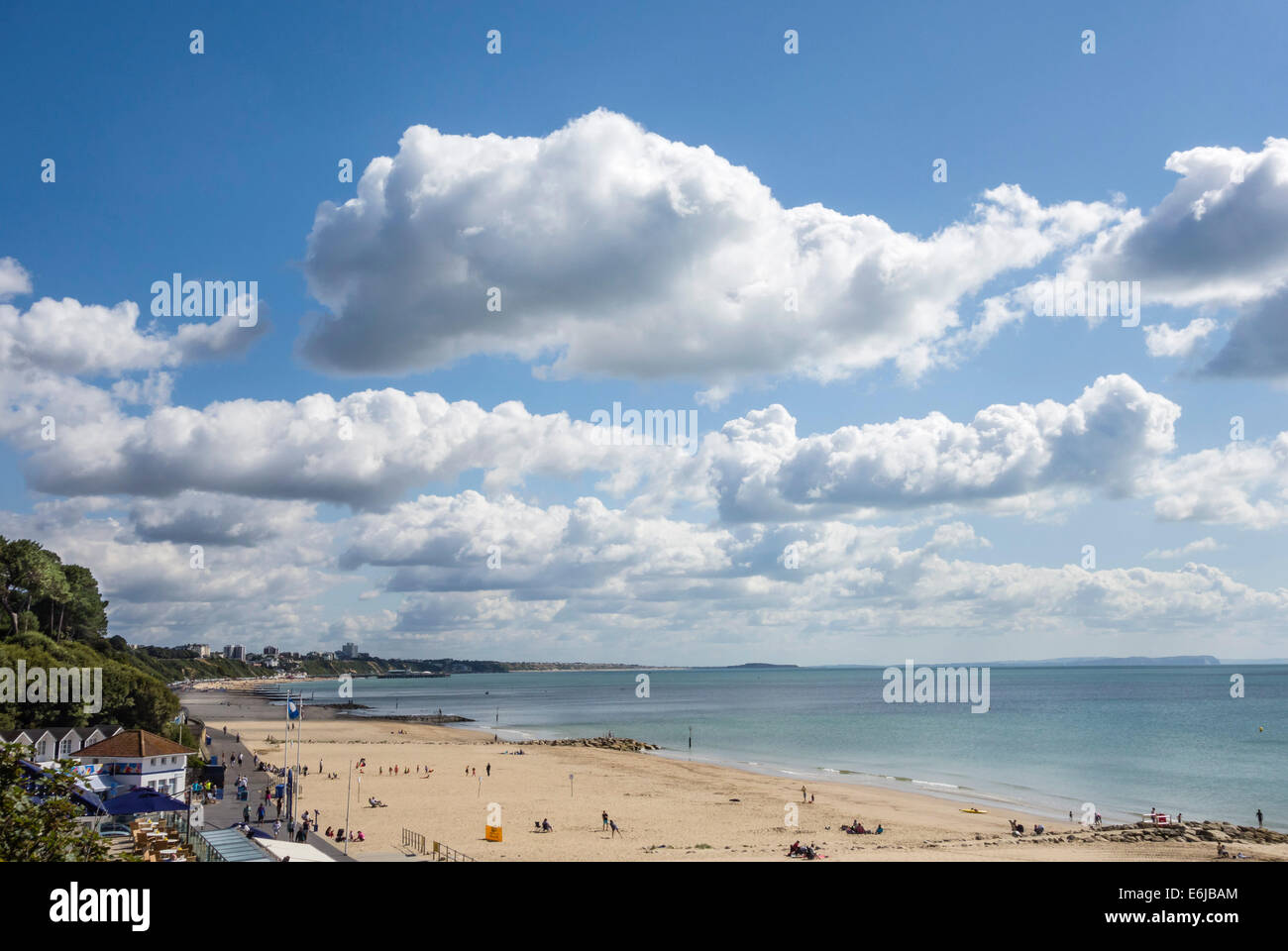 Branksome Strand und Poole Bay an einem schönen sonnigen Tag, Dorset, England, Großbritannien Stockfoto
