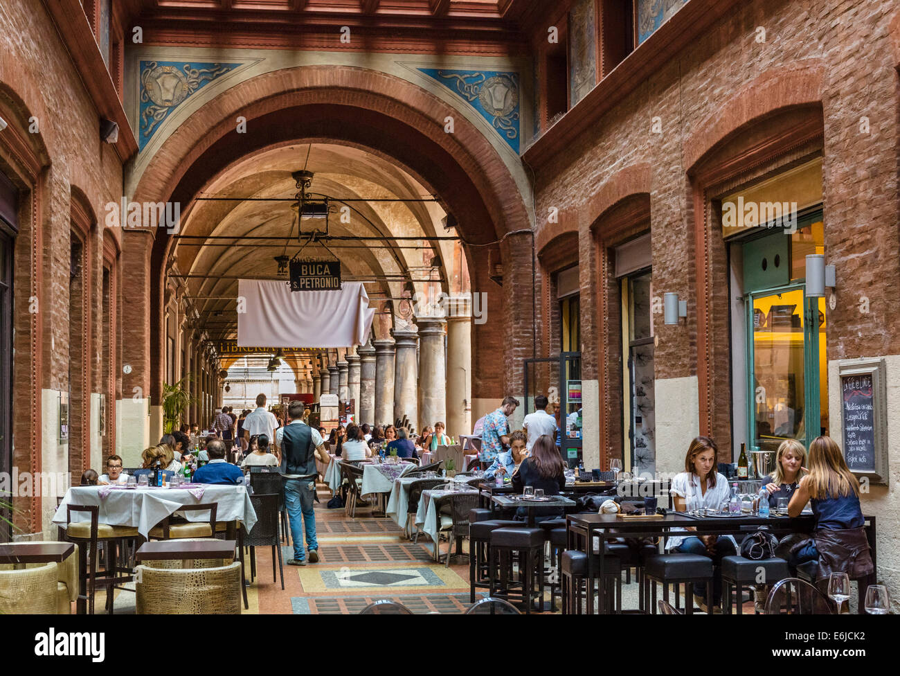 Buca San Petronio Restaurant in einem Portikus von der Basilika in Piazza Maggiore, Bologna, Emilia Romagna, Italien Stockfoto