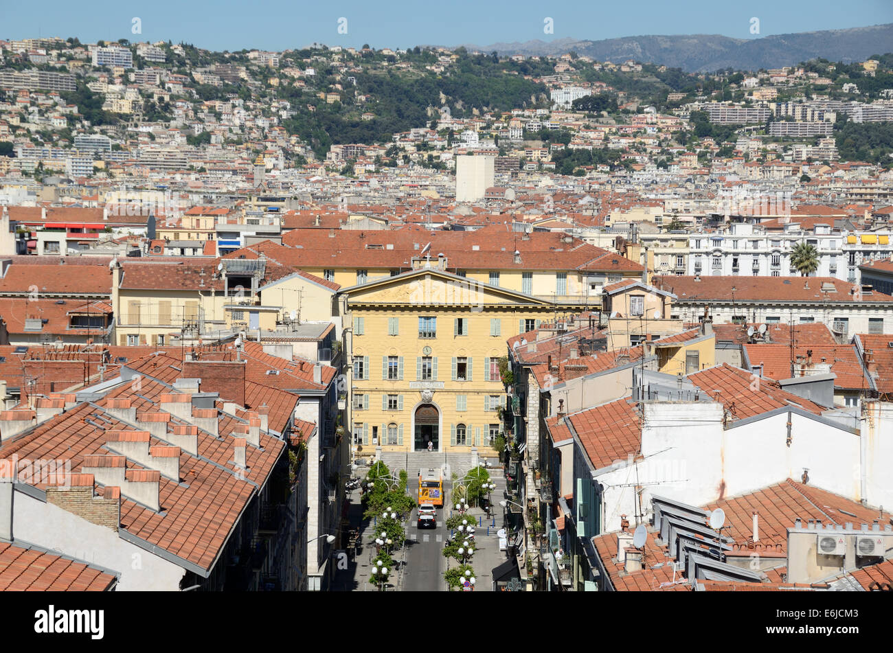 Panoramablick auf die Altstadt von Nizza mit dem Hotel des Postes aus dem Museum für Moderne Kunst MAMAC Nice Alpes-Maritimes Frankreich Stockfoto