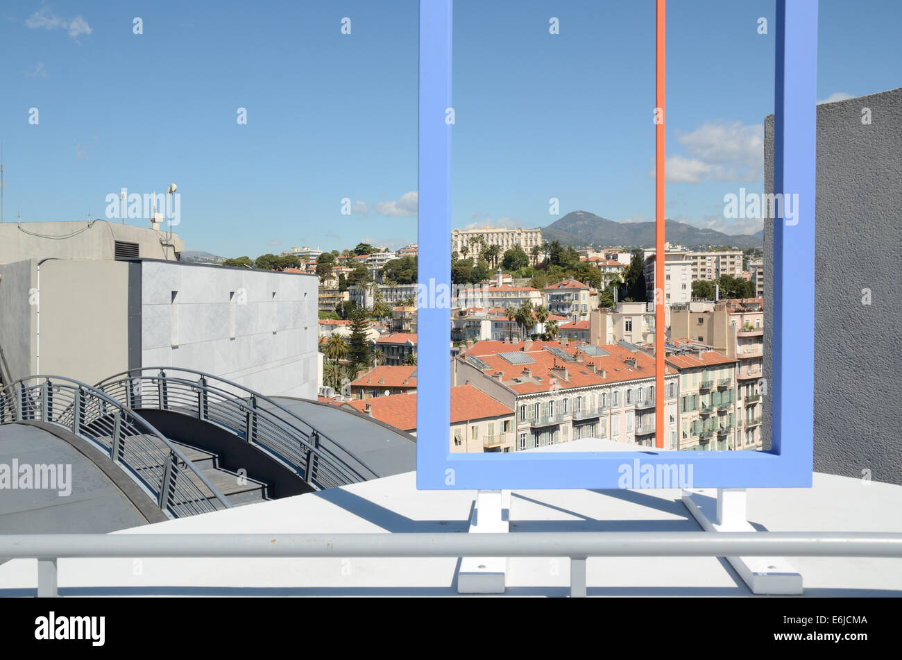 Panoramablick oder Stadtbild von Cimiez von Dachterrasse des Museum für Moderne Kunst MAMAC. Metall Installation von Albert Chubac. Nice Alpes-Maritimes Frankreich Stockfoto
