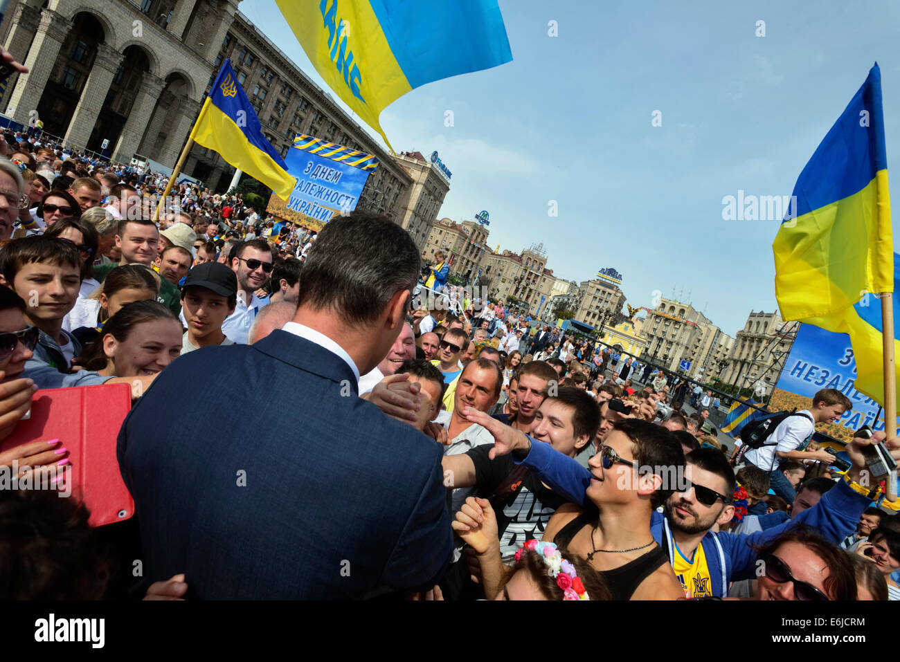 Kiew, Ukraine, 24. August 2014. Bürgermeister und Ex-Boxer Vitali Klitschko traf und sprach mit den Bürgern von Kiew nach Militärparade am Unabhängigkeitstag der Ukraine. Menschen soziale Fragen diskutiert, aber am meisten fotografierte mit dem Welt-berühmten Politiker Stockfoto