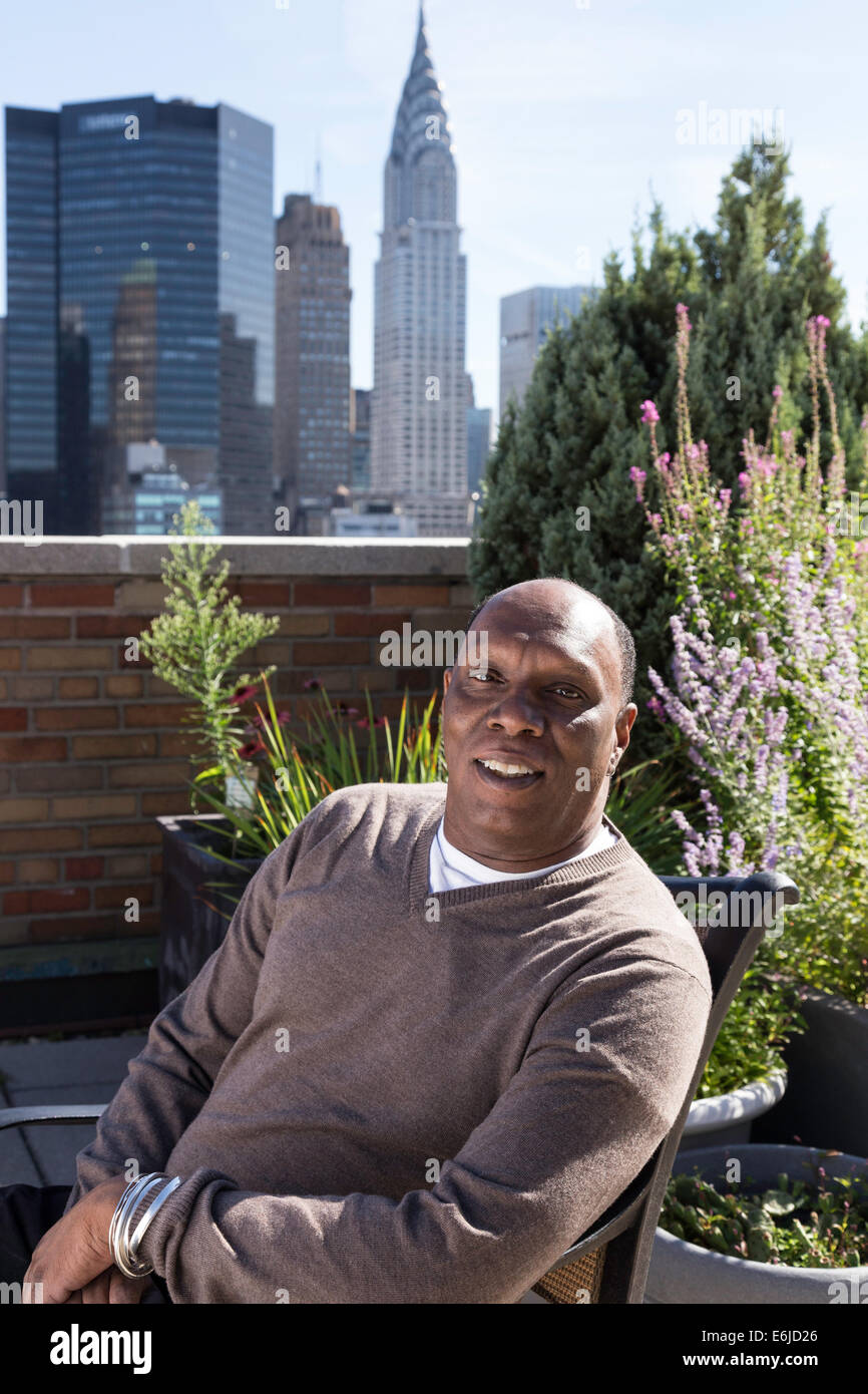 Entspannen Sie sich auf Dachterrasse, NYC zuversichtlich Mann Stockfoto