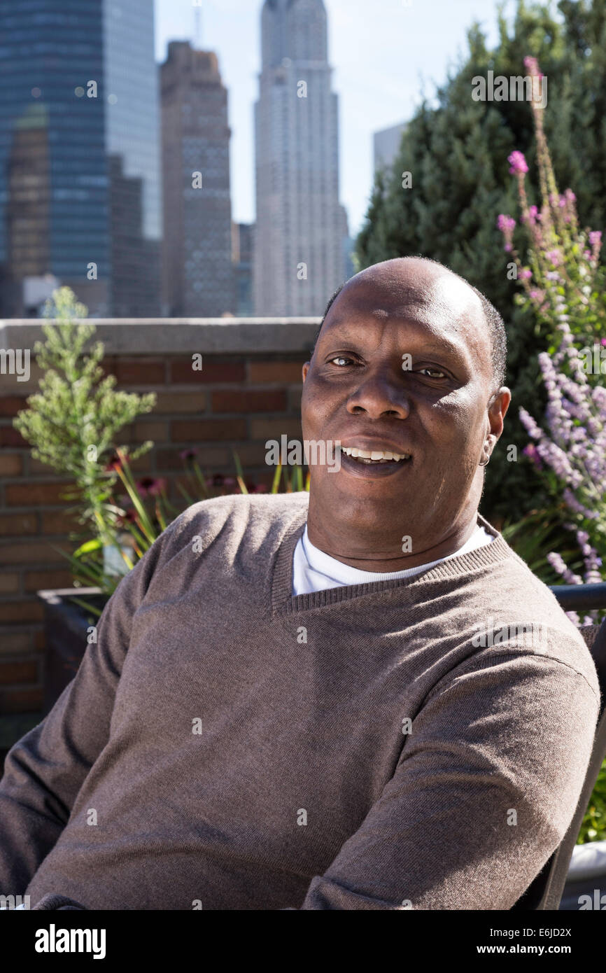 Entspannen Sie sich auf Dachterrasse, NYC zuversichtlich Mann Stockfoto