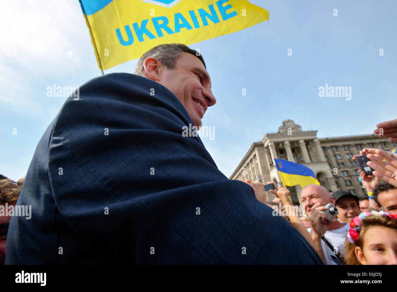 Kiew, Ukraine, 24. August 2014. Bürgermeister und Ex-Boxer Vitali Klitschko traf und sprach mit den Bürgern von Kiew nach Militärparade am Unabhängigkeitstag der Ukraine. Menschen soziale Fragen diskutiert, aber am meisten fotografierte mit dem Welt-berühmten Politiker Stockfoto