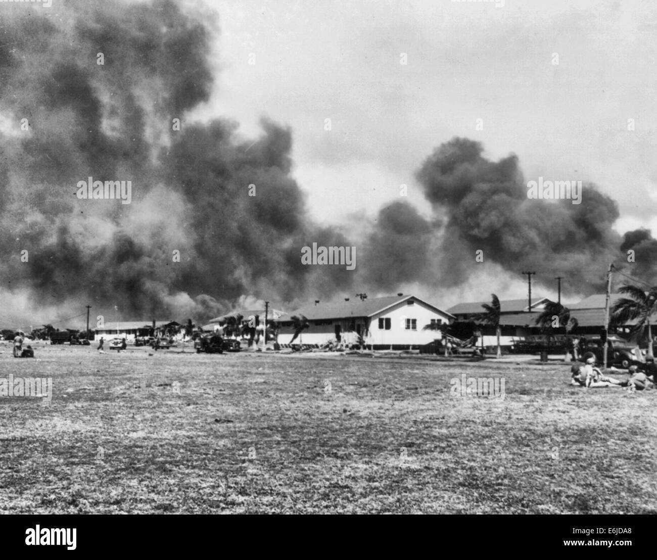 Die ersten Armee Fotos der Bombardierung von Hickam Field, Hawaii, 7. Dezember 1941. Wrack der Kaserne vom Paradeplatz aus Hangar Avenue Stockfoto