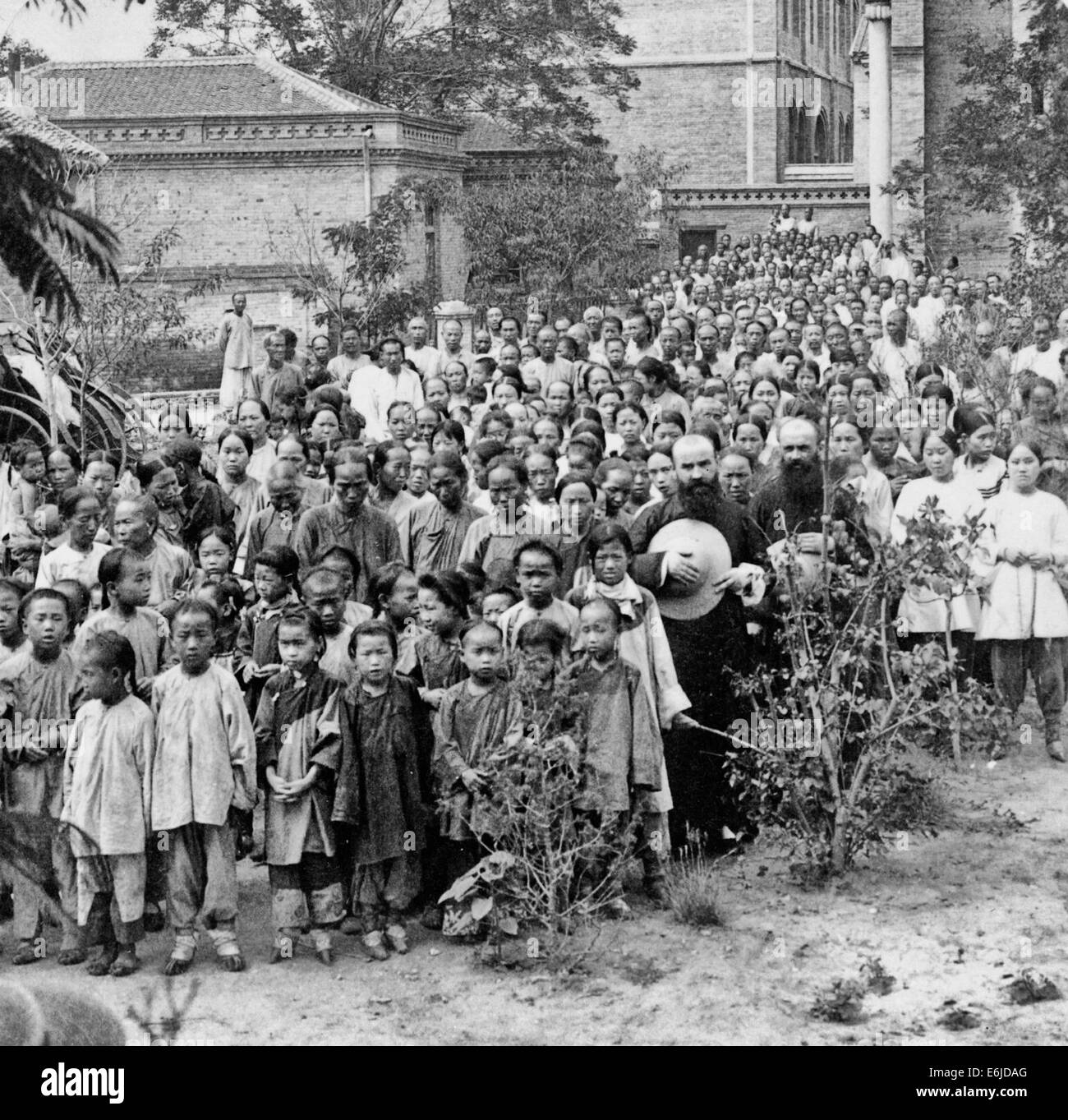 Chinesische christliche Flüchtlinge von Vater Quilloux in die apostolische Sendung während der Bombardierung von Tientsin, China 1901 gesammelt Stockfoto