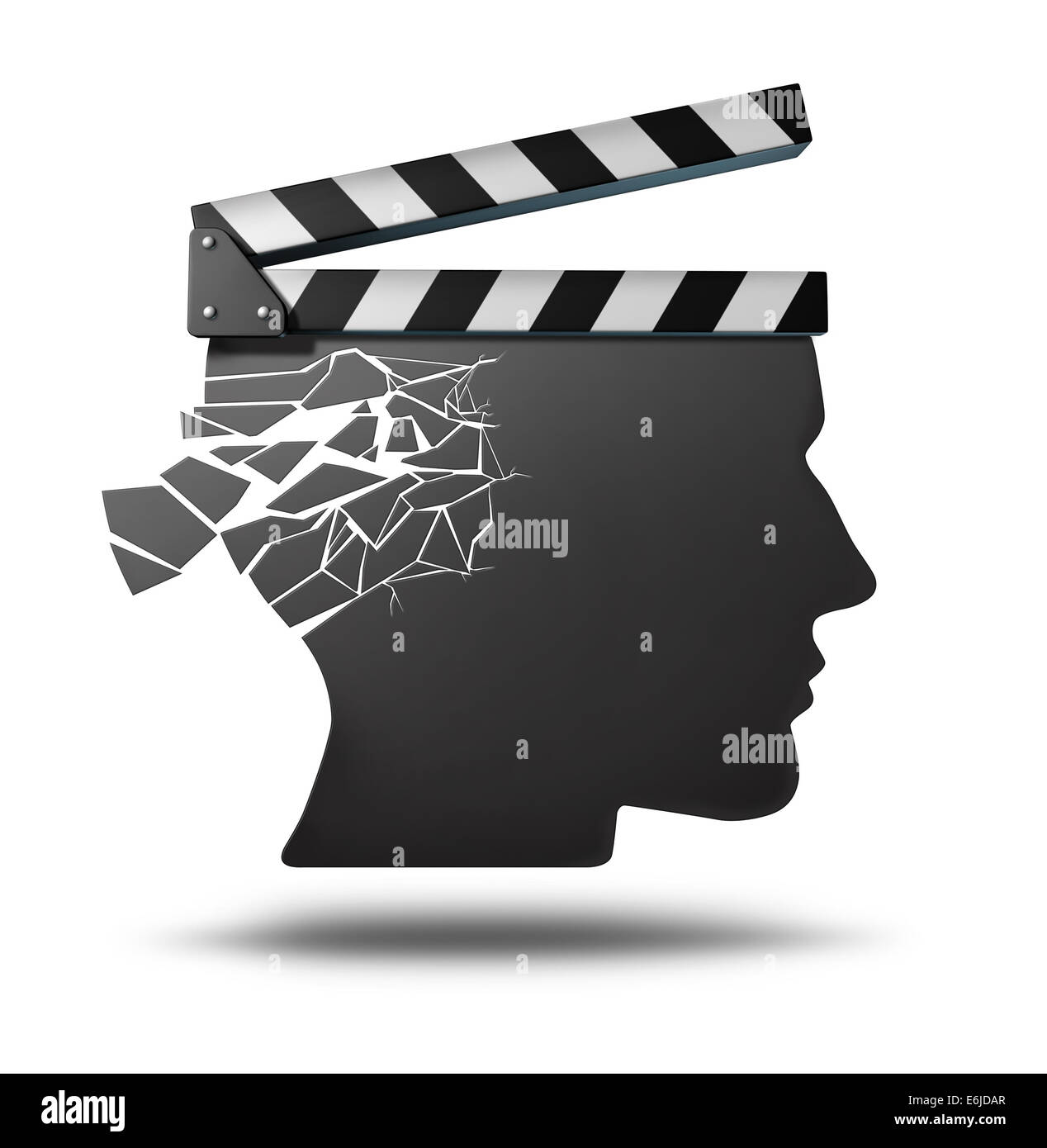 Demenz Gedächtnisverlust als ein Film-Regisseur-Schindeln geformt wie ein menschlicher Kopf mit Rissen zerfallen als Metapher für eine medizinische Stockfoto