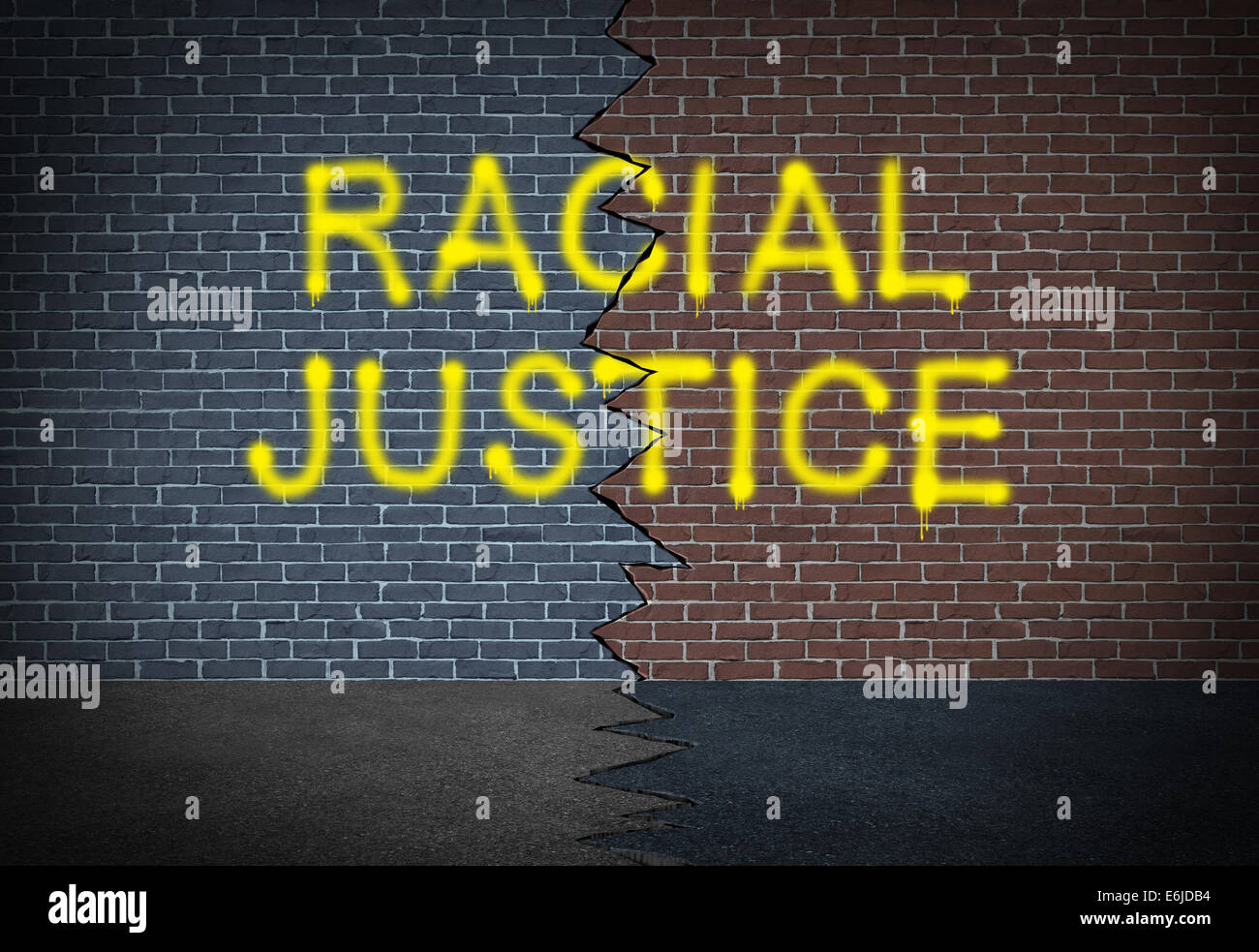 Rassistische Justiz und Bekämpfung der Diskriminierung Konzept und Race Relations Sozialausgabe Symbol als Graffiti Schreiben auf eine zwei getönten Mauer als Symbol der Zusammenarbeit für Bürgerrechte und gemeinschaftliche Zusammenarbeit zwischen verschiedenen ethnischen Gruppen. Stockfoto