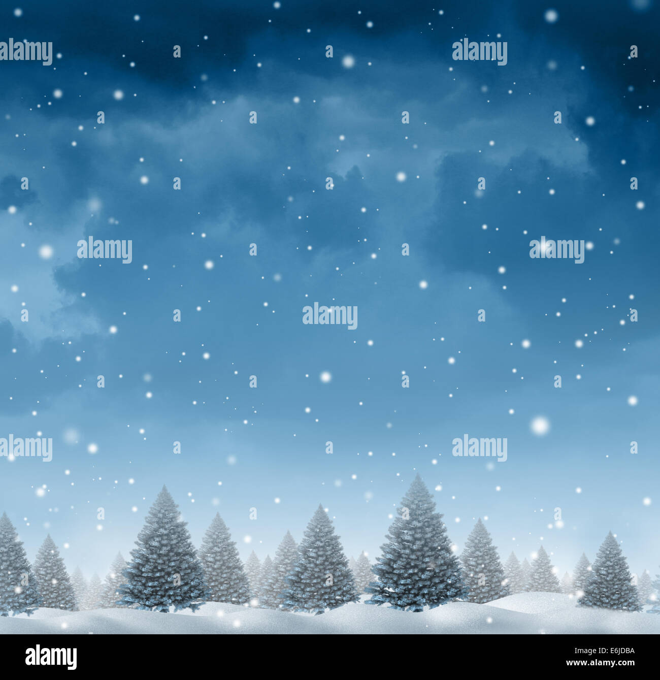 Winter Schnee Hintergrund Konzept mit einem kalten Blau Wald aus Pinien am schneit Urlaub Nachthimmel als gestalterisches Element mit textfreiraum für die Weihnachtszeit und festliche Feier des für die Zeit des Gebens. Stockfoto