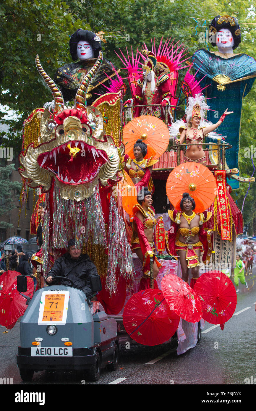 London, UK. 25. August 2014. Karneval-Interpreten im Regen Regen August Bank Holiday in The Notting Hill Karneval 2014, West-London, UK-Credit: Jeff Gilbert/Alamy Live News Stockfoto