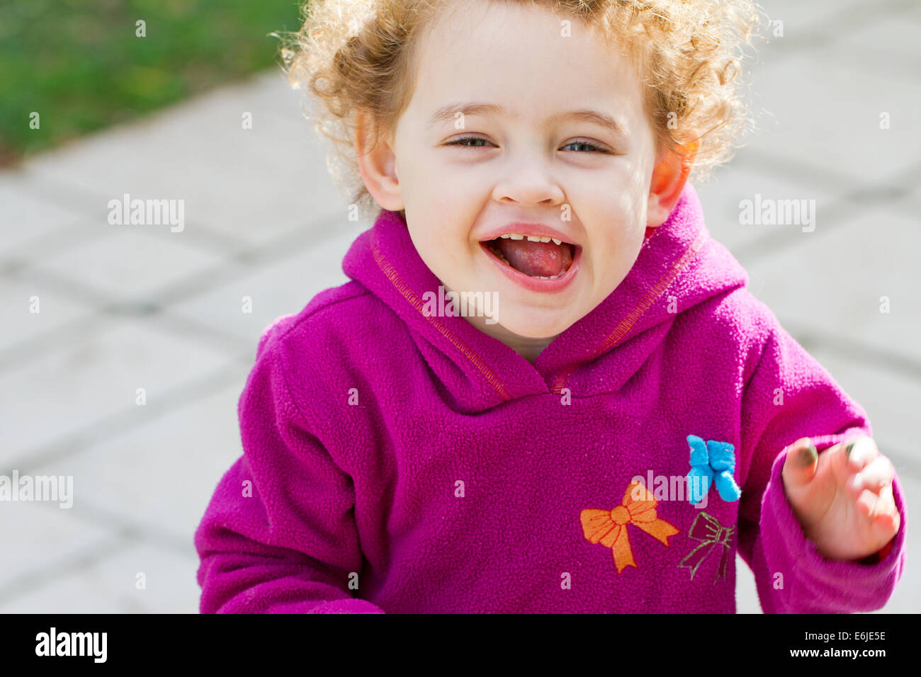 Happy 2 jährige in einem rosa top Stockfoto