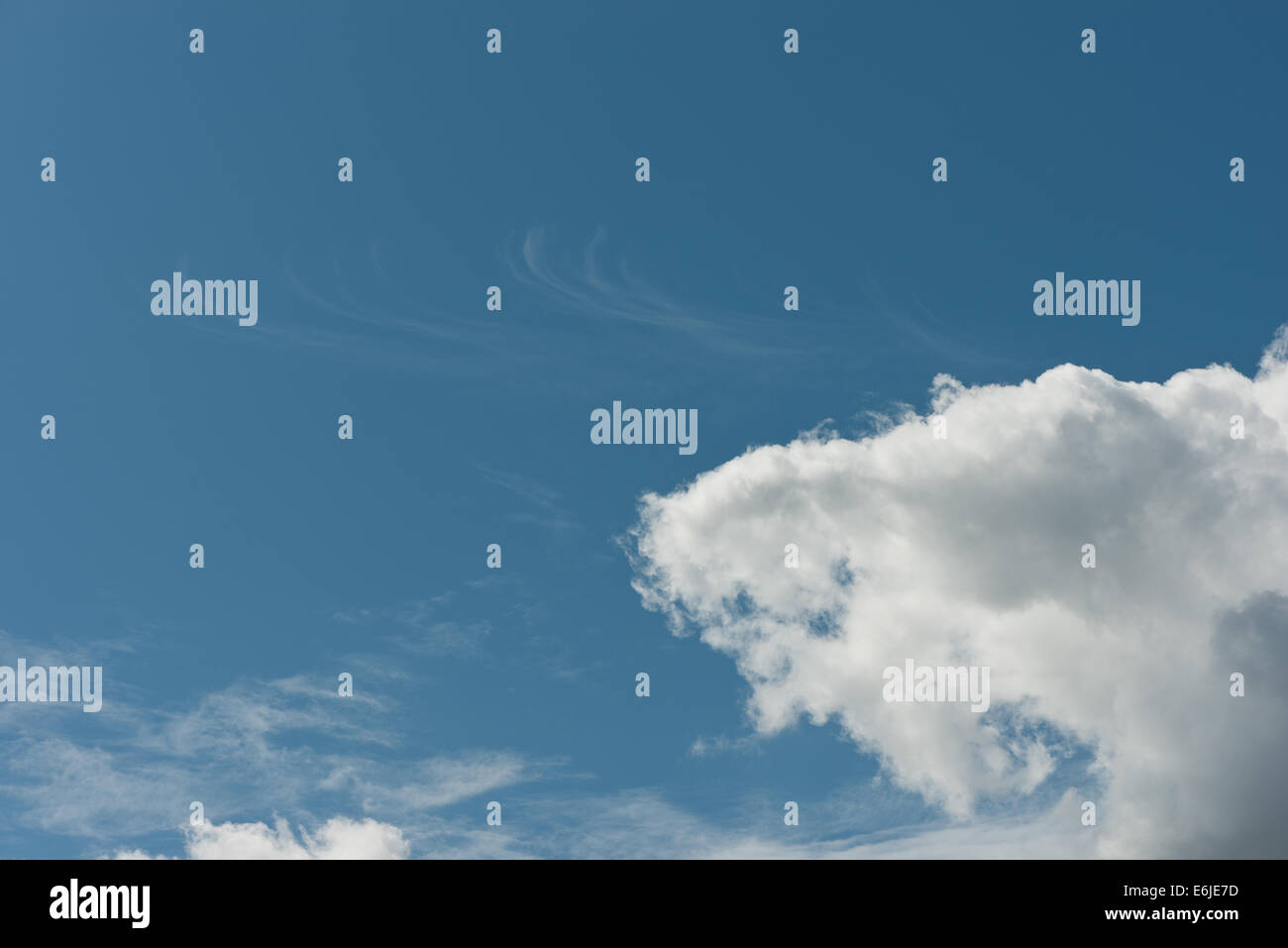 Skyscape von dramatischen geschwollene Watte Wolke Cumulus mit höheren Altostratus und Höhenlage Cirrus gegen blauen Himmel Stockfoto