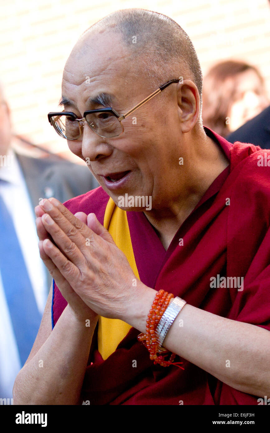 Hamburg, Deutschland. 25. August 2014. Dalai Lama, das geistliche Oberhaupt der Tibeter, verlässt die "Voelkermuseum" (Museum für Völkerkunde) nach dem Besuch der Ausstellung "Tibet: Nomaden in Gefahr" in Hamburg, Deutschland, 25. August 2014. Dalai Lama spricht auf menschlichen Werten und buddhistischen Lehren im Congress Centrum Hamburg (CCH) bis 26 August. Foto: Christian Charisius/Dpa/Alamy Live News Stockfoto