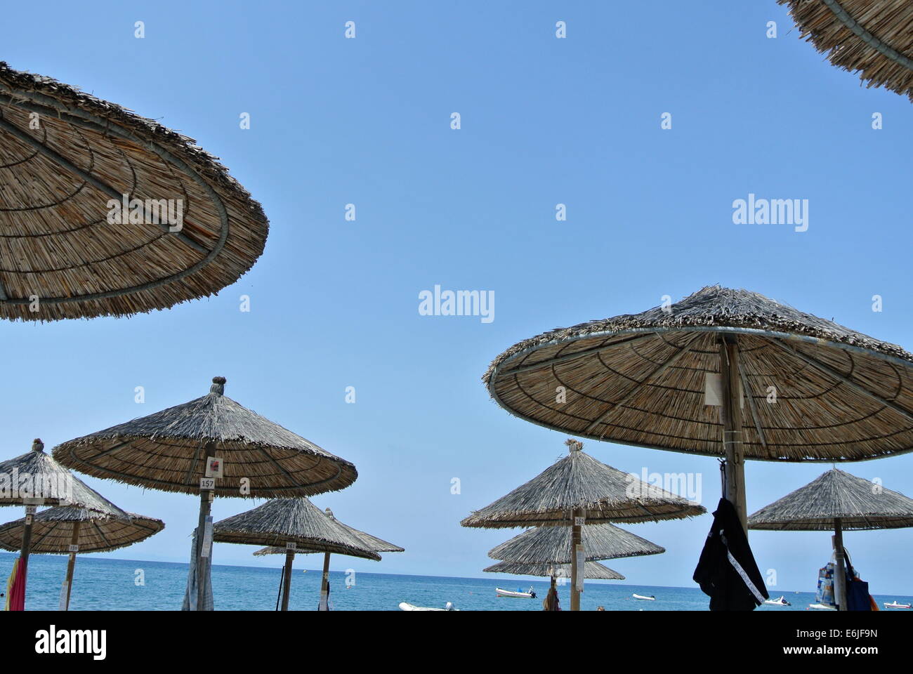 Sun Sonnenschirme, blauer Himmel, blaues Meer in Thassos, Griechenland Stockfoto