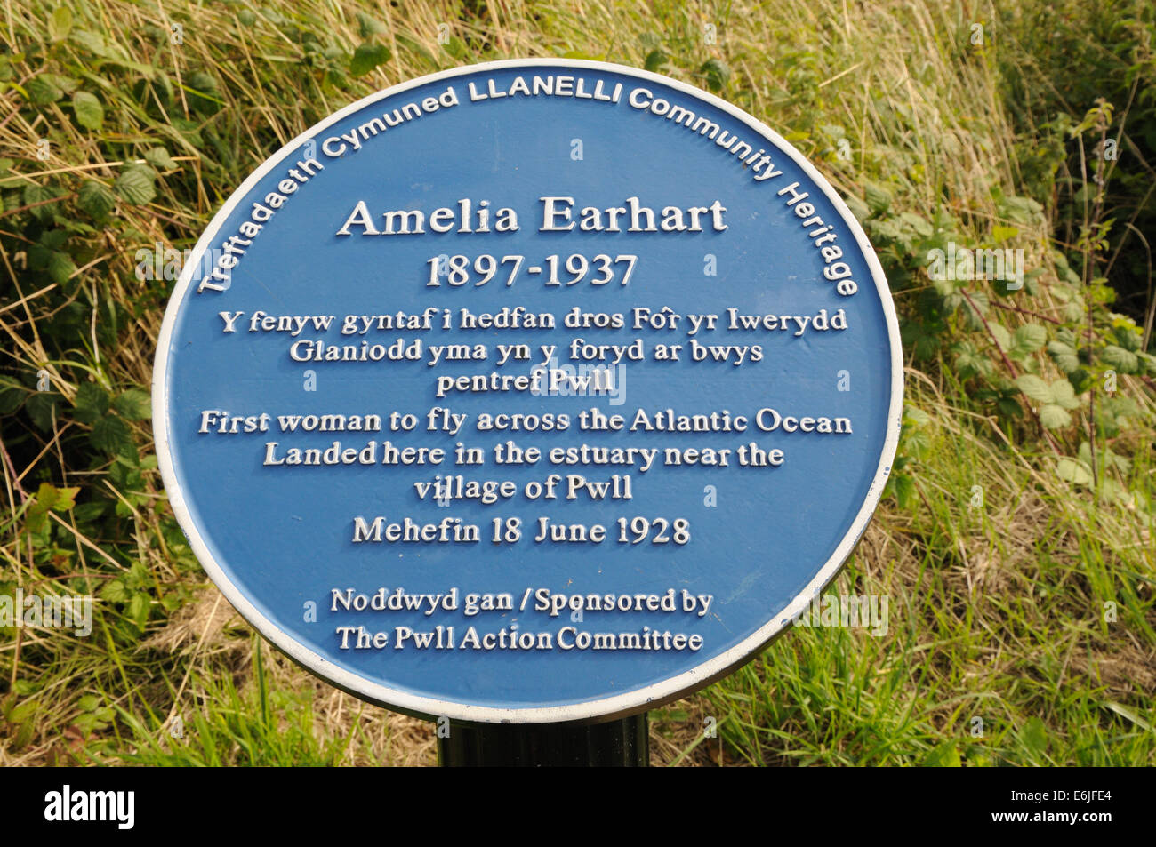 Zweisprachige Gedenktafel für Amelia Earhart lLanelli Melennium Park Carmarthenshire Wales Cymru UK GB Stockfoto