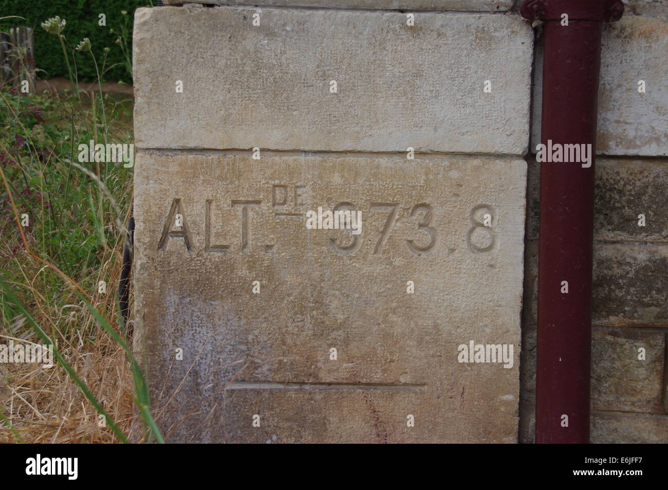Höhe-Marker an der geschlossenen Station am Sincey-Lès-Rouvray in in der Nähe von Saulieu Frankreich Stockfoto