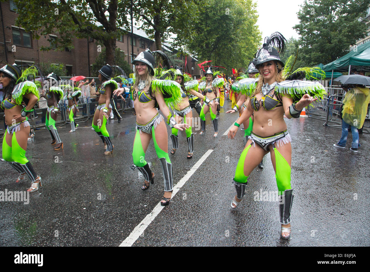 London, UK. 25. August 2014. Karneval-Interpreten auf einer nassen August Bank Holiday im Regen an der Notting Hill Carnival 2014, West-London, UK-Credit: Jeff Gilbert/Alamy Live News Stockfoto