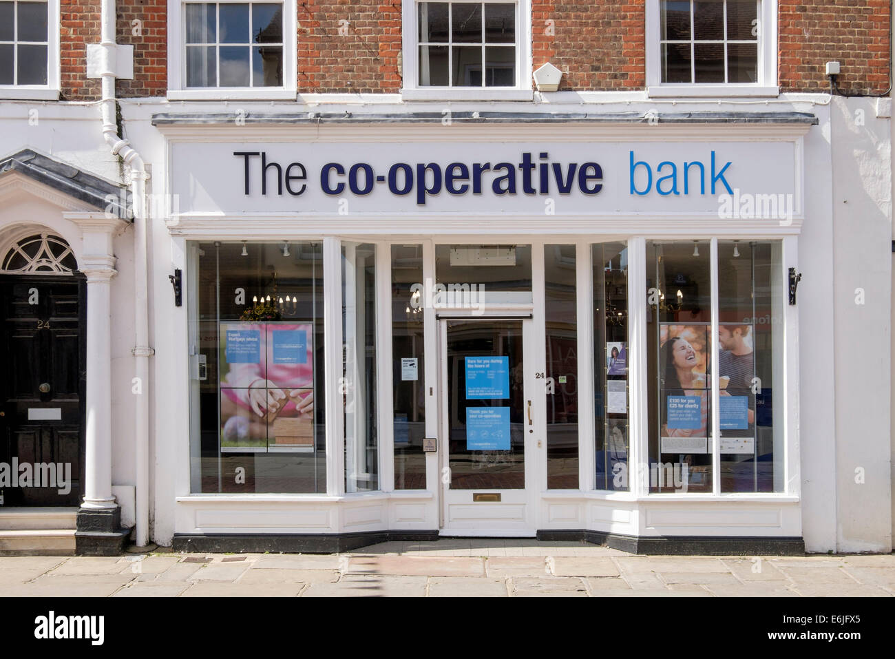 Die Co-Operative Bank Filiale Frontscheibe. North Street, Chichester, West Sussex, England, UK, Großbritannien Stockfoto