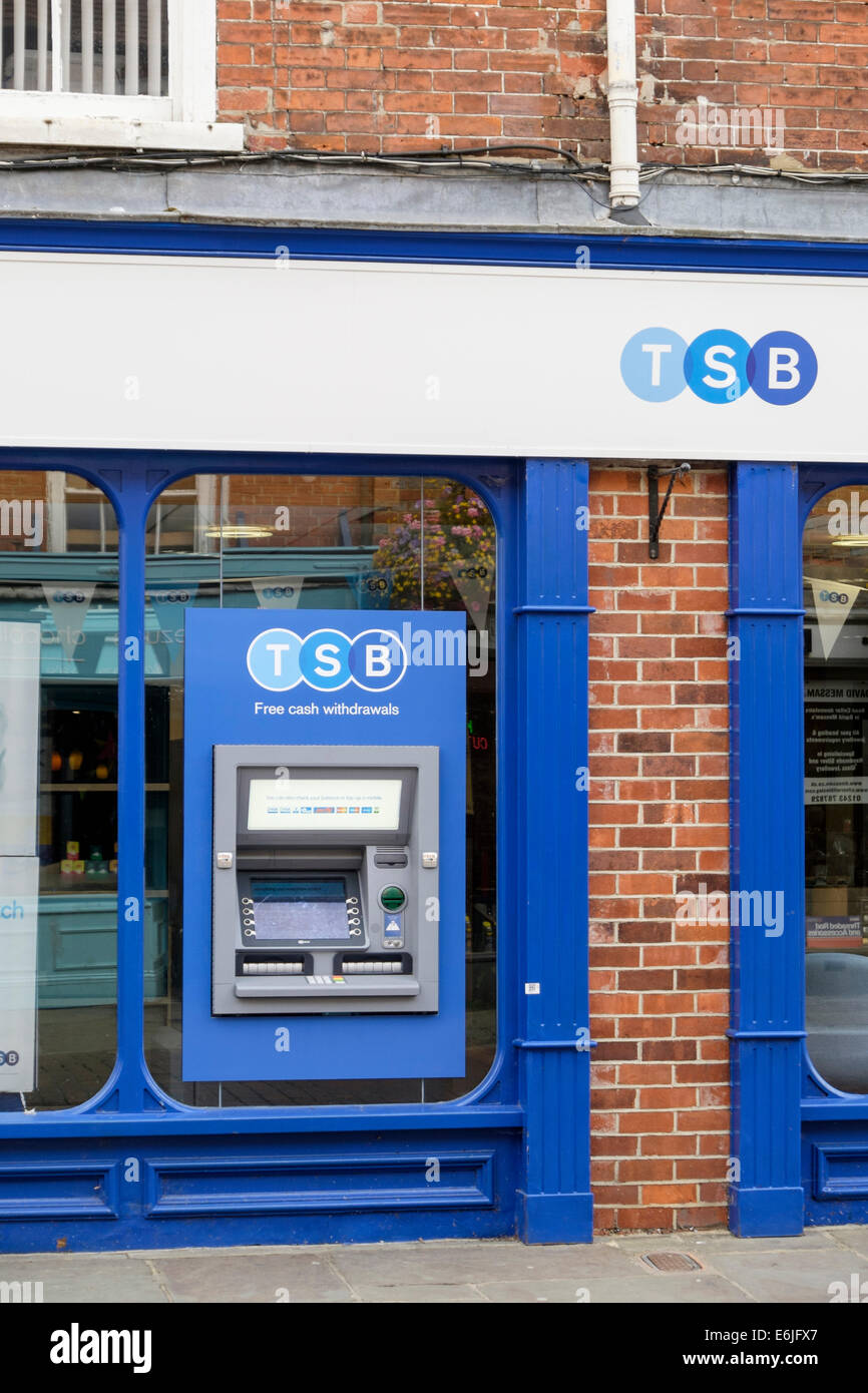 Geldautomaten Geldautomaten Geldautomaten außerhalb einer Niederlassung der TSB Bank. East Street, Chichester, West Sussex, England, Großbritannien, Großbritannien Stockfoto