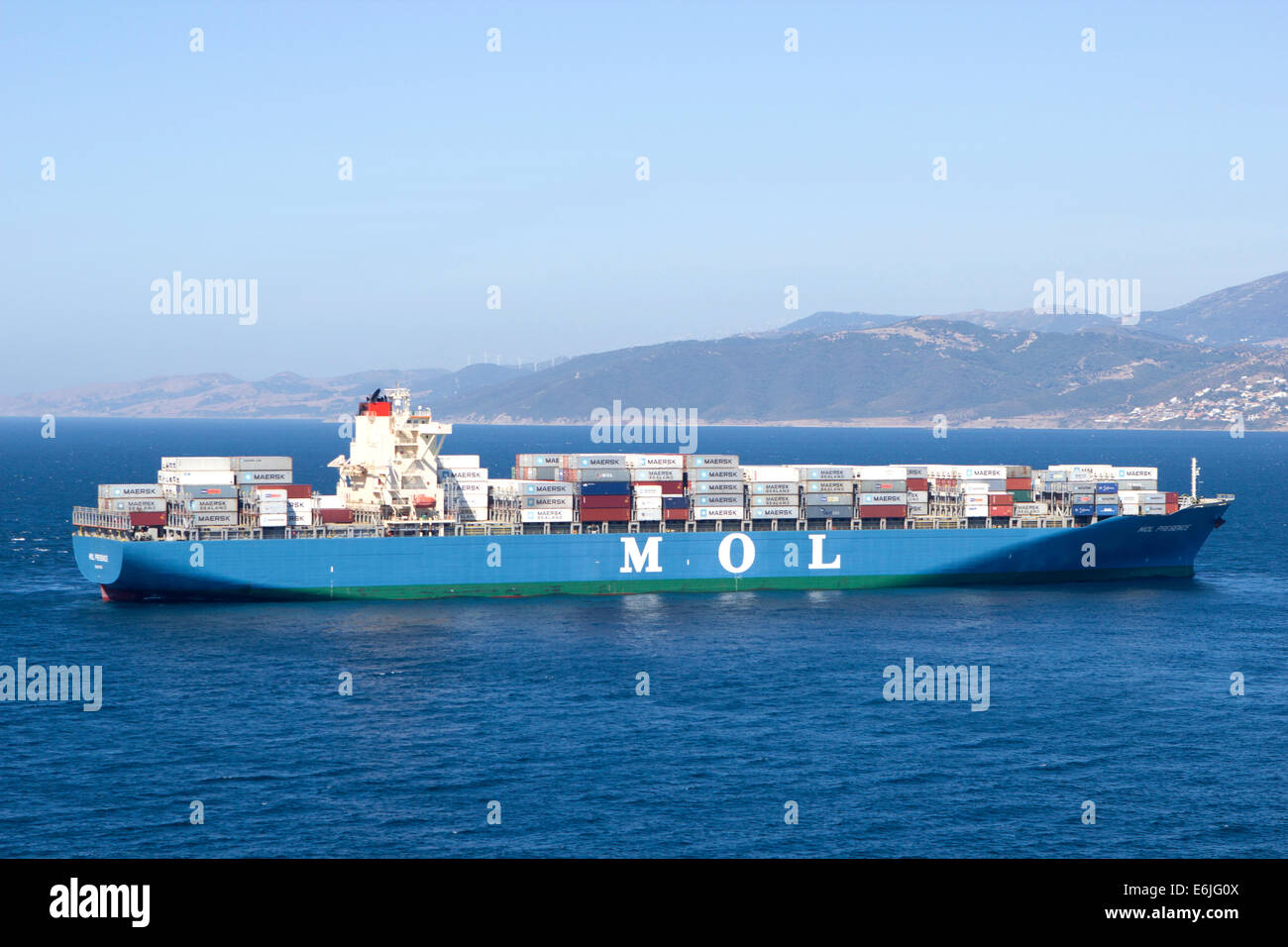 Containerschiff MOL Präsenz, betrieben von Mitsui O.S.K Linien tragen Maersk Container in Gibraltar UK Stockfoto