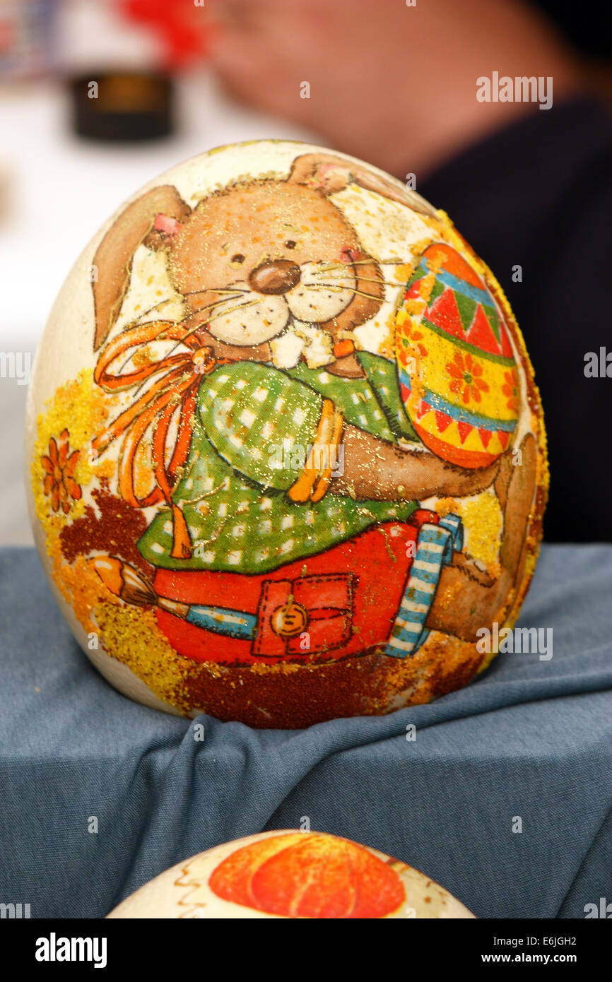 Easter Egg Ei Strauß mit Dekoration in Decoupage-Technik Stockfoto