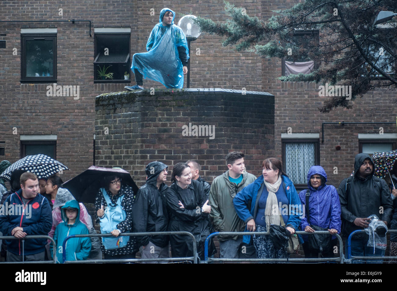 London, UK. 25. August 2014. die Menschen sehen die Parade während der Notting Hill Carnival in London. Bildnachweis: Piero Cruciatti/Alamy Live-Nachrichten Stockfoto