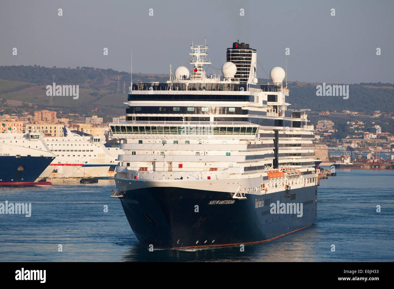 Holland America Line Kreuzfahrtschiff MS Nieuw Amsterdam verlassen das Hafen von Civitavecchia Italien im Sommer Stockfoto