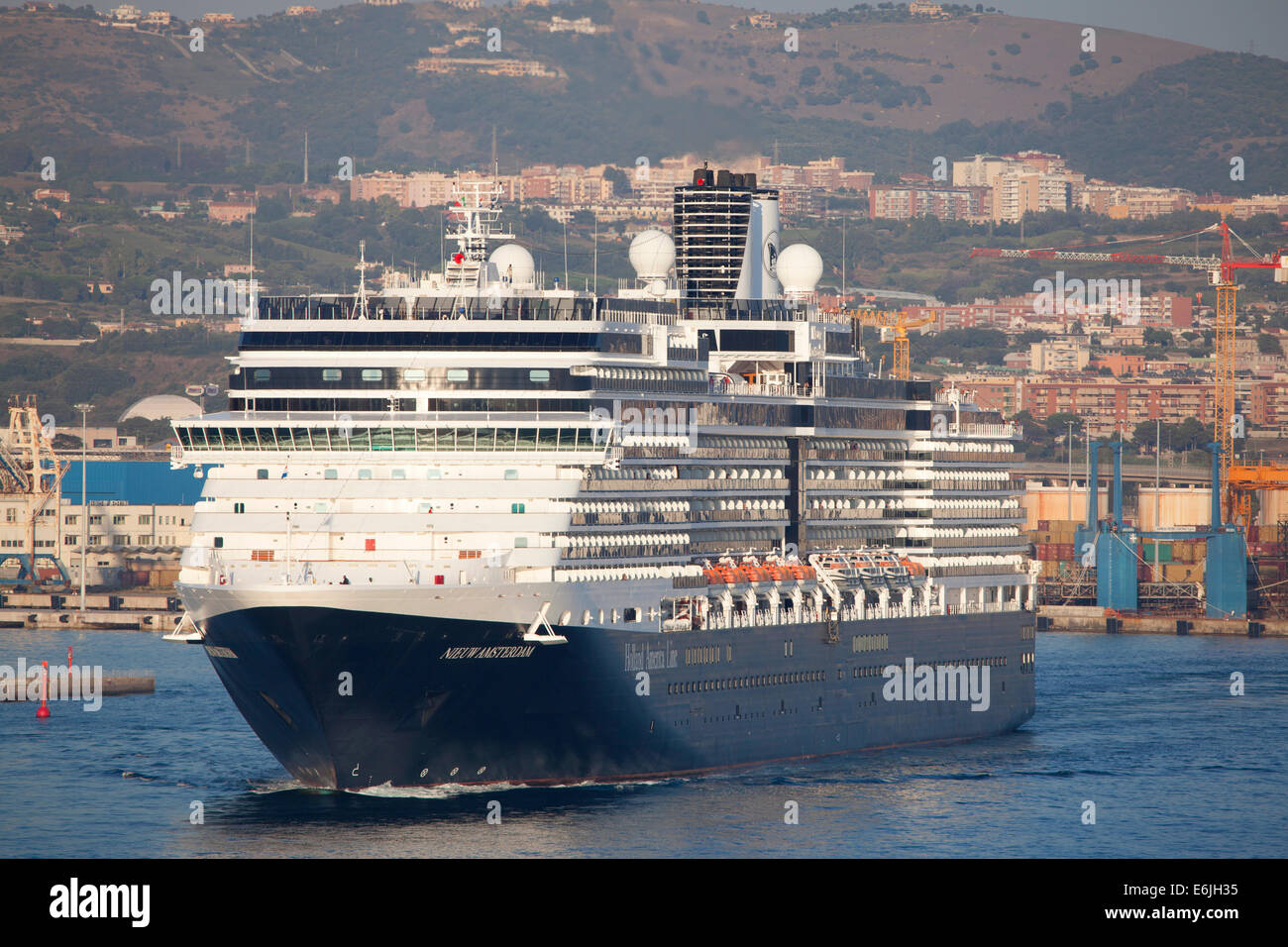 Holland America Line Kreuzfahrtschiff MS Nieuw Amsterdam verlassen das Hafen von Civitavecchia Italien im Sommer Stockfoto