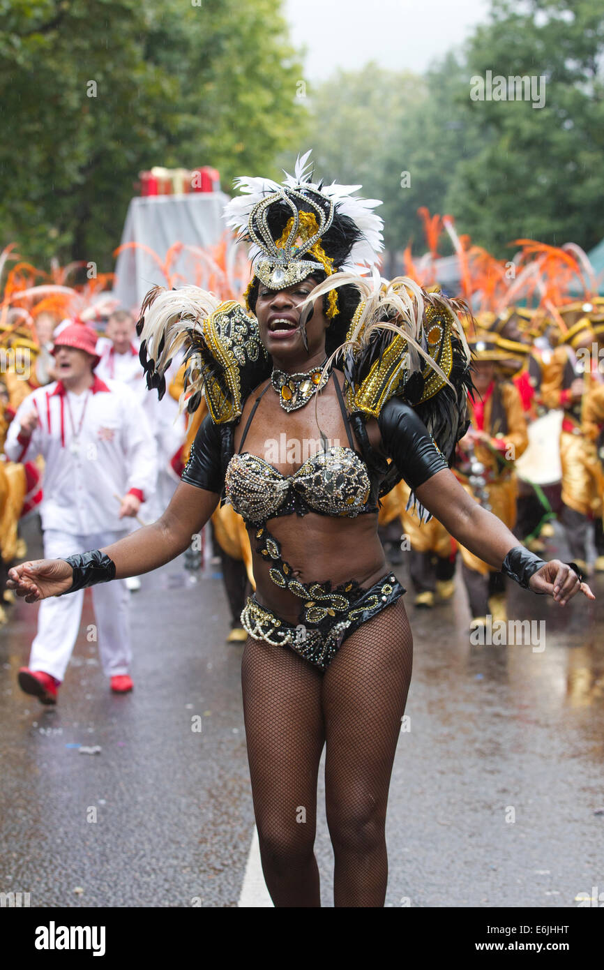 London, UK. 25. August 2014. Karneval-Interpreten auf einer nassen August Bank Holiday im Regen an der Notting Hill Carnival 2014, West-London, UK-Credit: Jeff Gilbert/Alamy Live News Stockfoto