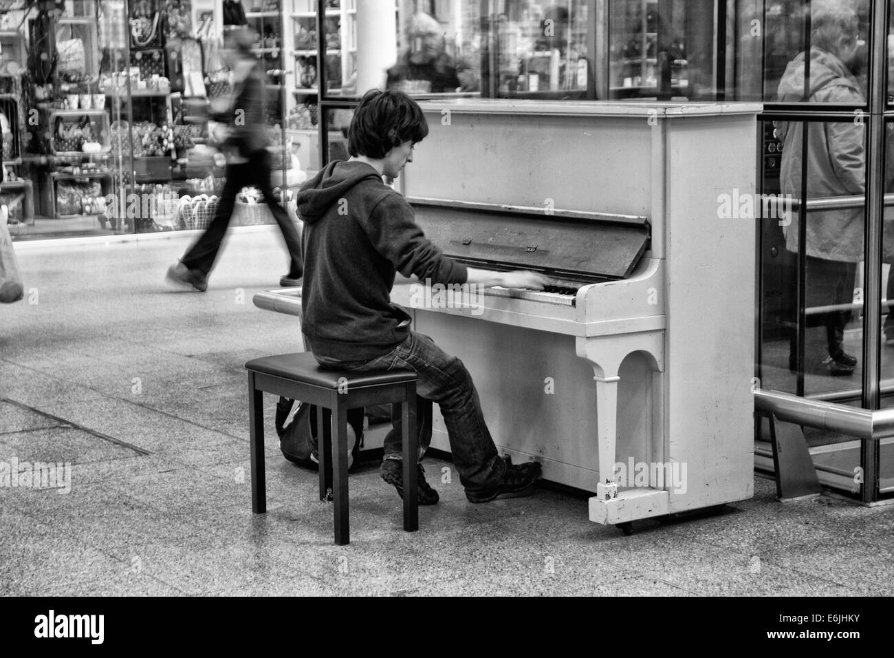 Klavierspieler in Halle Stockfoto
