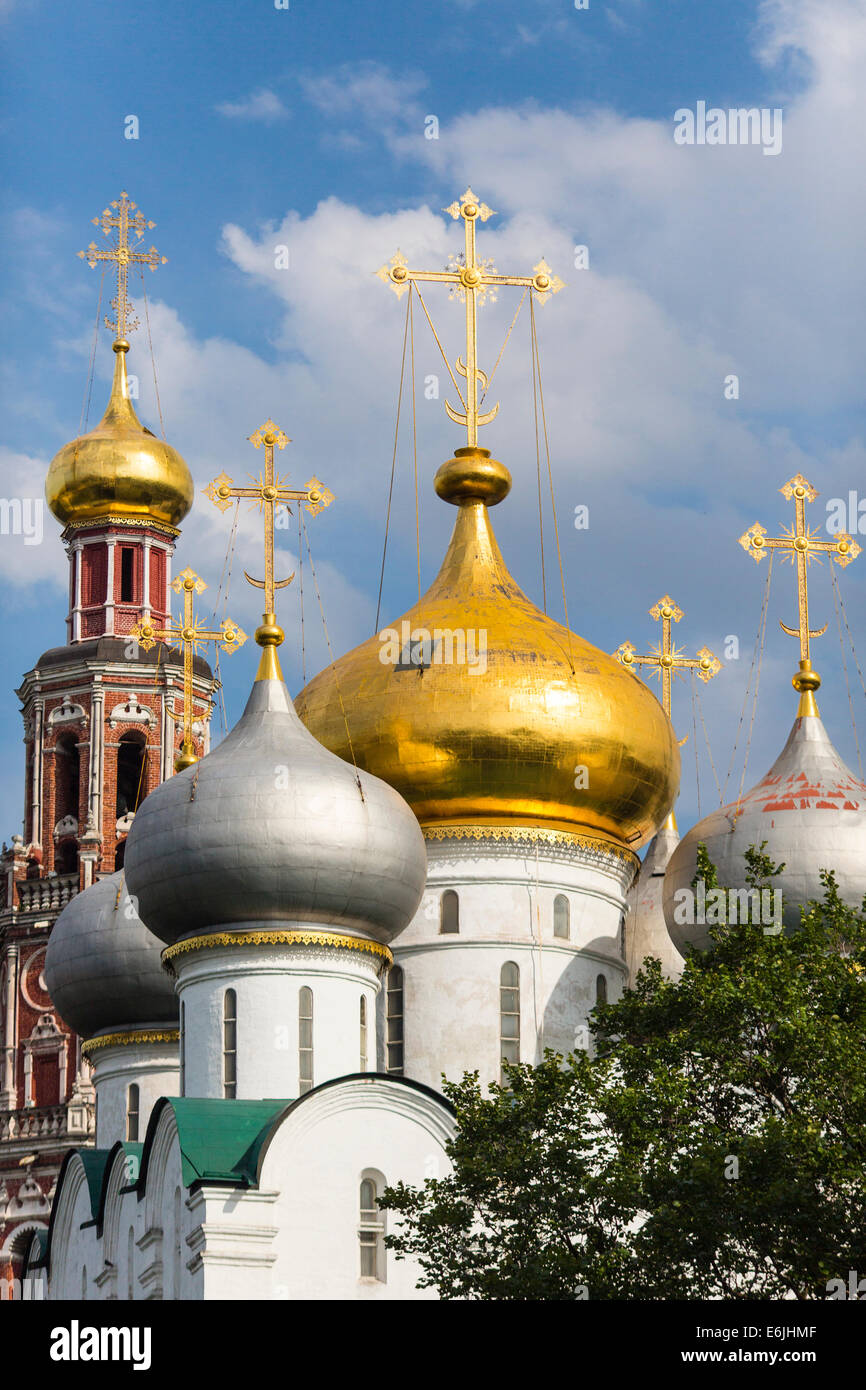 Goldenen Zwiebeltürme der Nowodewitschi-Kloster, ein 17. Jahrhundert Kloster in Moskau, Russland Stockfoto
