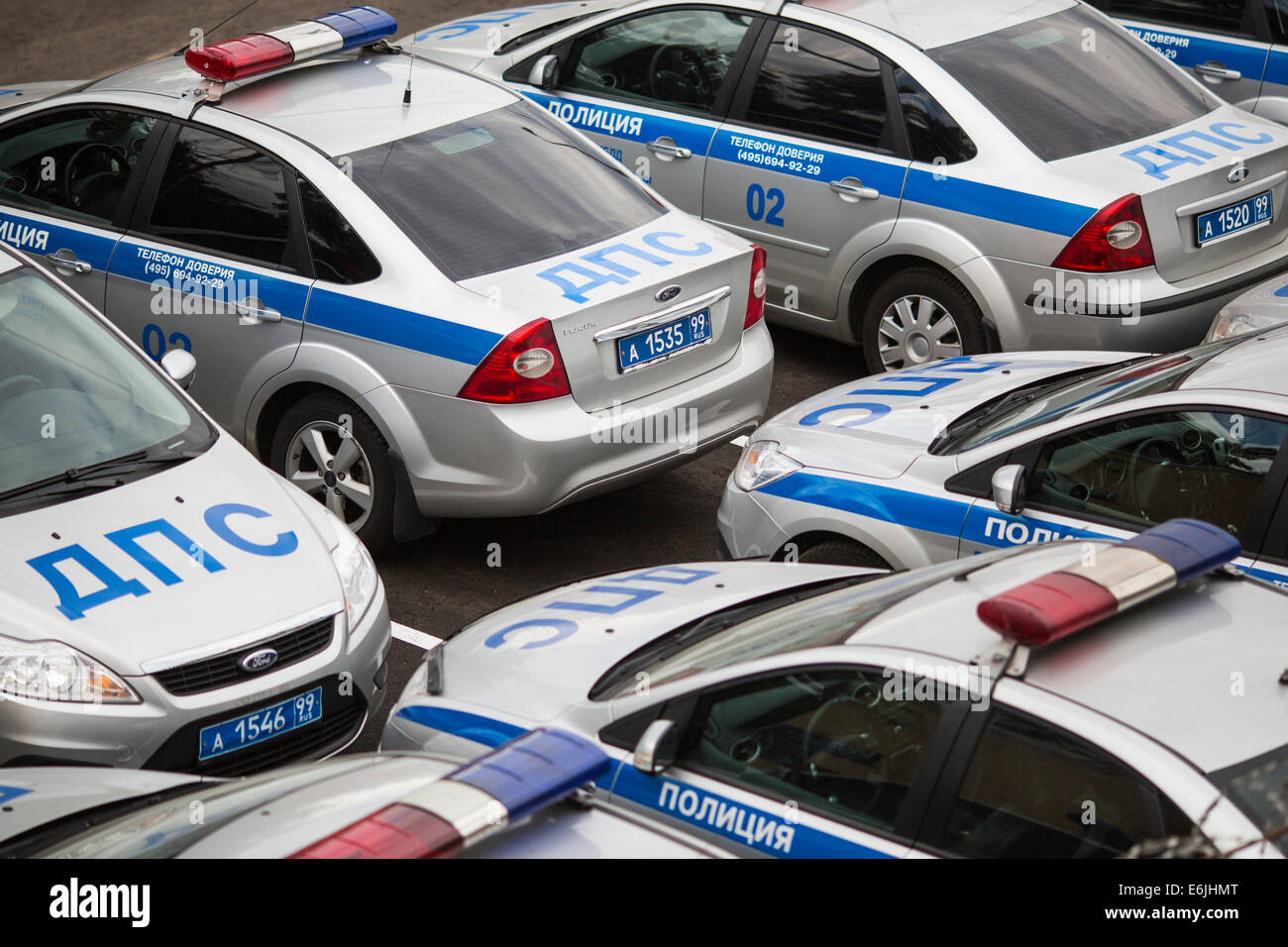 Polizeiautos geparkt in einer Reihe, Moskau, Russland Stockfoto