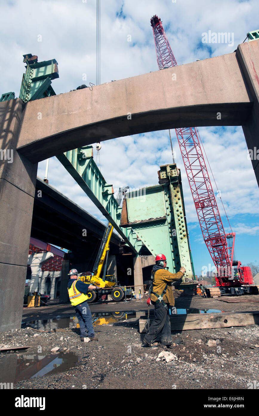 Eisen Arbeitnehmer nutzen Kraniche, take down Balken aus alten Biridge auf i-95 New Haven Hafen überqueren Korridor Improvement Program. Stockfoto