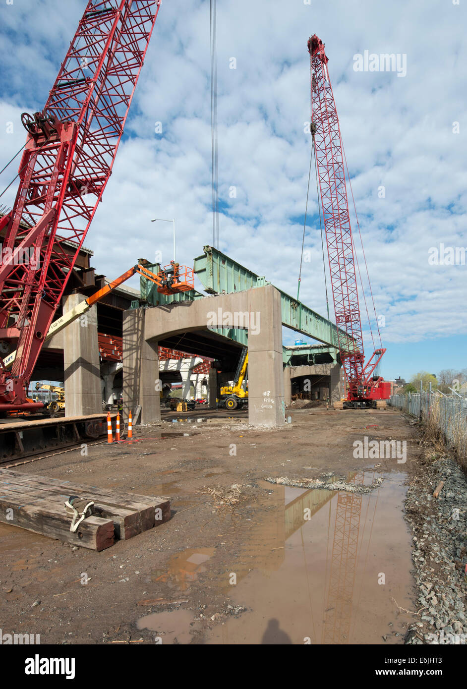 Eisen Arbeitnehmer nutzen Kraniche, take down Balken aus alten Biridge auf i-95 New Haven Hafen überqueren Korridor Improvement Program. Stockfoto