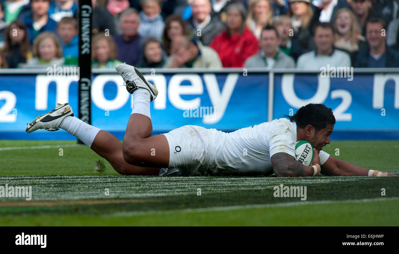 Manu Tuilagi punktet beim ersten Versuch für England während der Guinness-Sommerserie im Aviva Stadium Dublin Guinness Su Stockfoto